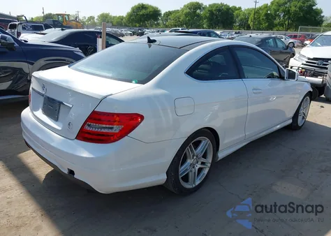 2013 Mercedes-Benz C 250 z USA, uszkodzony, nr VIN WDDGJ4HB2DG089470